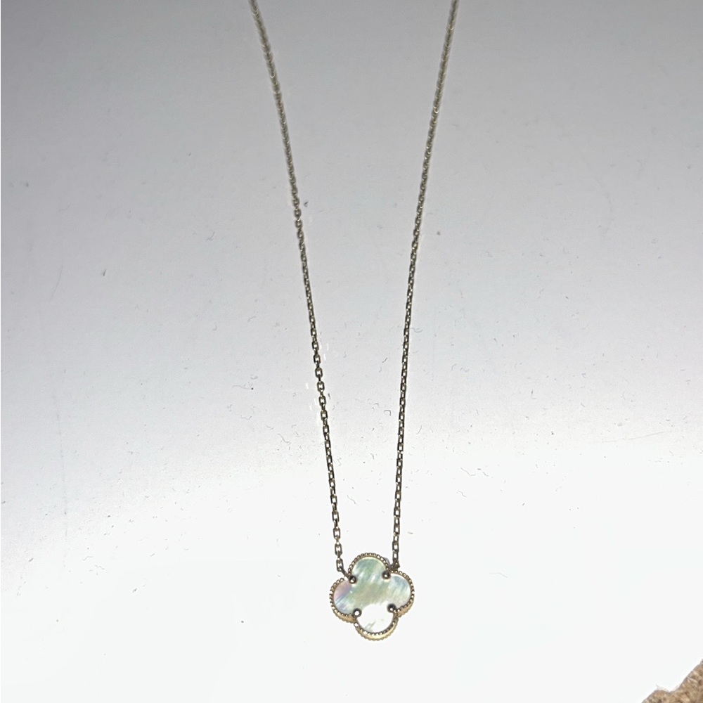 Elegant Clover Pendant Necklace